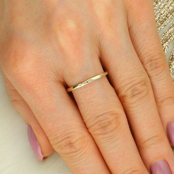 Elegancki złoty pierścionek damski z rubinem w czterech łapkach i cyrkoniami. Kolorowe kamienie syntetyczne, kolekcja Rainbow – idealny na prezent.6.jpg